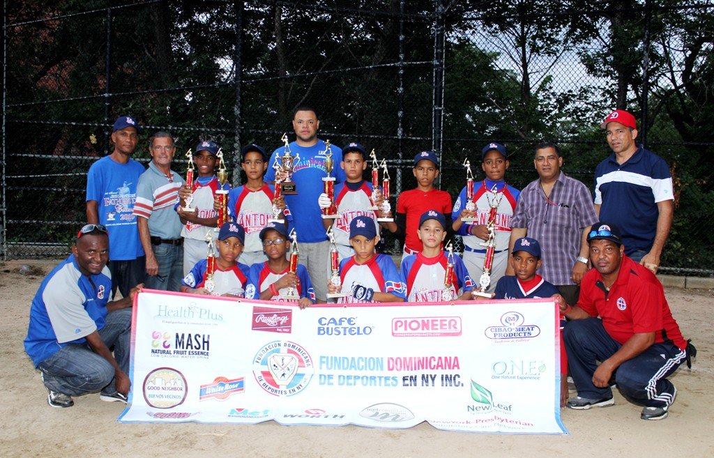 Miembros del conjunto 9-10 años de la Liga Antonio Concepción de Moca que se llevaron los máximos honores